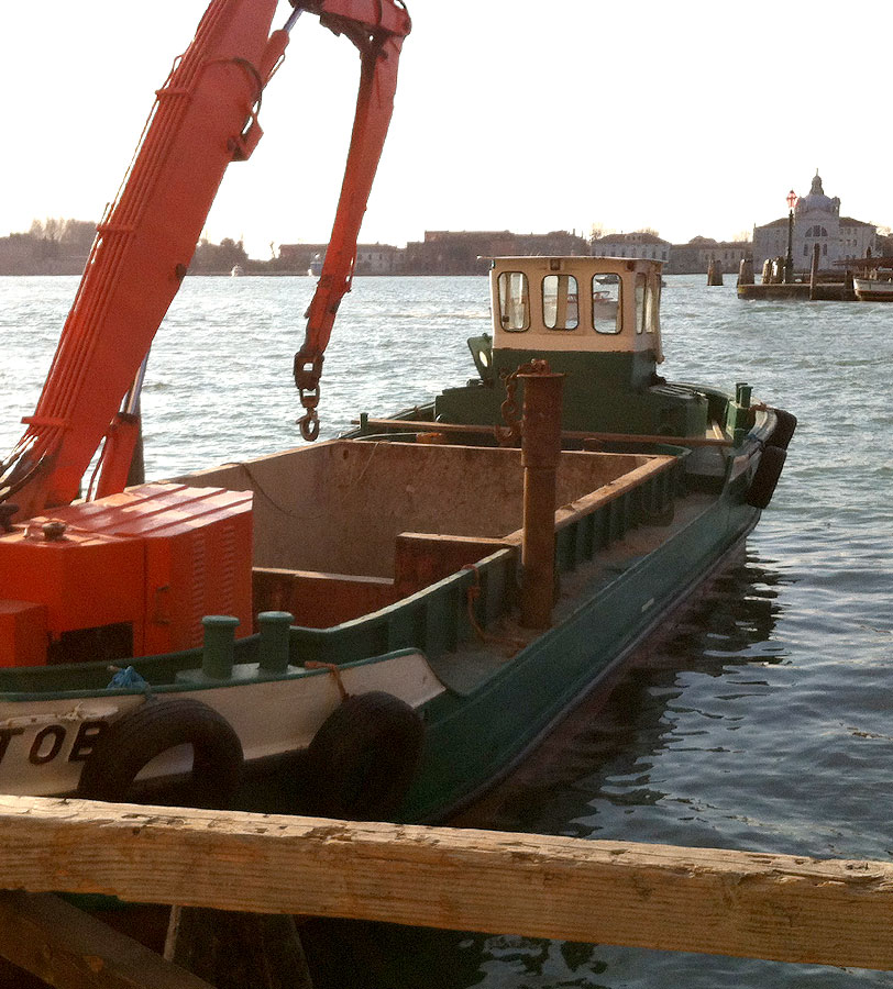 barca-trasporto-materiali-venezia